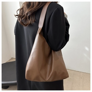 Retro brown large capacity leather tote bag for women in a minimalist shoulder style