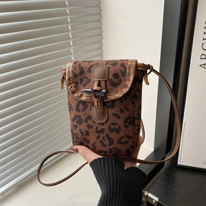 Petit sac bandoulière léopard en daim avec boucle en corne vintage et bandoulière