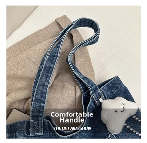 Detail van versterkte denim handvaten met een schattige witte pluche wolkaccessoire