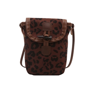 Sac bandoulière rétro à motif léopard avec texture daim mat et bouton en corne