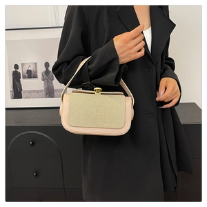 Détail du petit sac beige avec rabat tissé texturé et fermoir métallique doré chic