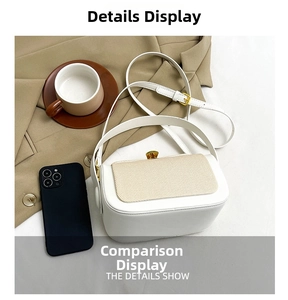 Comparaison de taille d'un sac bandoulière blanc avec un smartphone et une tasse de café