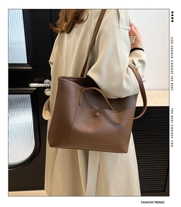 Borsa tote in pelle marrone con pratica tasca frontale e chiusura con bottone a pressione