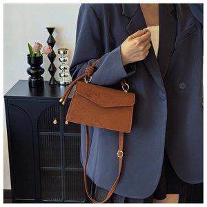 Kleine quadratische Wildledertasche in Karamell mit Knotengriff und Goldbeschlägen