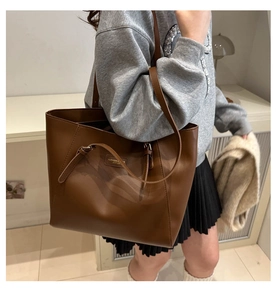 Borsa tote in ecopelle marrone con trama opaca e dettaglio del logo in metallo