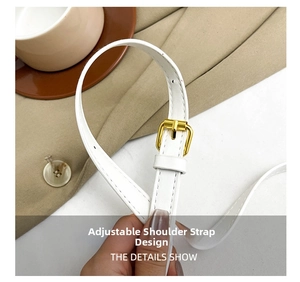 Détail de la bandoulière réglable en cuir blanc avec boucle dorée pour sac à main