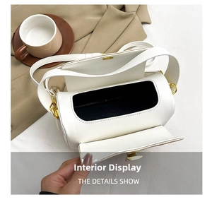 Vue de dessus de l'intérieur spacieux du sac blanc avec doublure noire et dorée