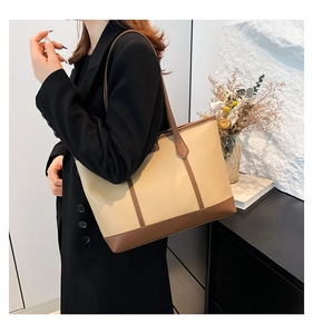 Detail der farblich abgesetzten Tote-Bag aus beigefarbenem und braunem Mattleder