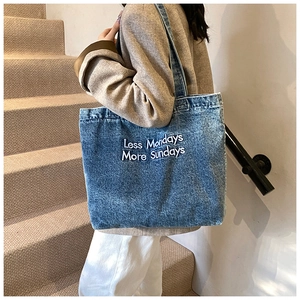 Détail du sac cabas en denim bleu avec broderie blanche Less Mondays More Sundays
