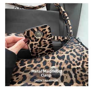 Gros plan du fermoir magnétique sur le sac à main à imprimé léopard chic
