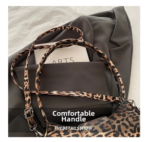 Détail du sac léopard avec boucle en métal argenté et bandoulière réglable pratique