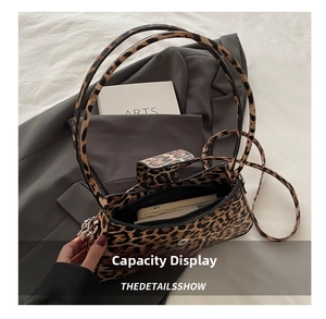 Détail de l'intérieur d'un sac léopard montrant la capacité et la poche zippée