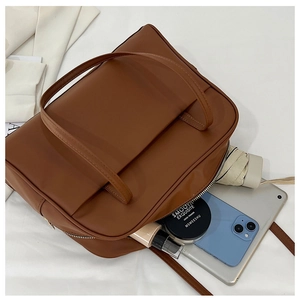 Vue intérieure du grand sac cabas en cuir marron montrant un rangement spacieux