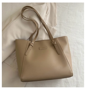 Dettaglio della borsa tote in pelle PU kaki con fibbia dorata ed etichetta impressa