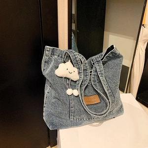 Grand sac cabas en jean bleu délavé avec pendentif nuage blanc pour usage quotidien