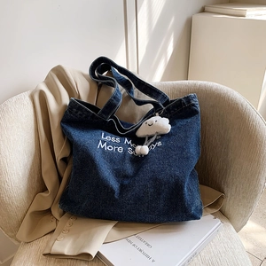 Grand sac cabas en denim avec broderie sur canapé, vue sac à épaule décontracté
