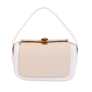 Sac à main trapèze chic avec rabat tissé beige et fermoir coquille doré en blanc