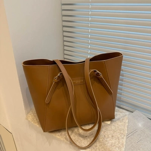 Borsa tote minimalista in pelle marrone caramello con tracolle per uso quotidiano
