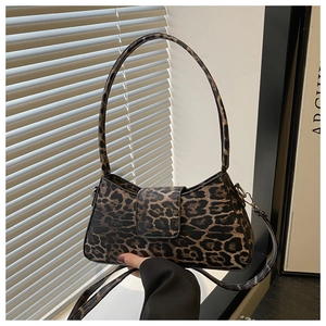Détail du sac léopard avec bandoulière courte et finition texturée de haute qualité