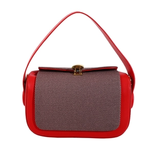 Sac à main en cuir rouge avec rabat en tissu gris et fermoir cœur doré sur blanc