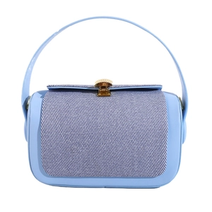 Sac à bandoulière bleu avec rabat rayé et fermoir coquille dorée sur fond blanc