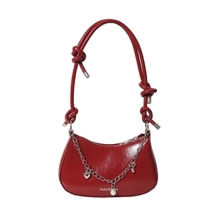 Sac demi-lune rouge foncé minimaliste avec chaîne en perles et bandoulière nouée