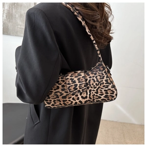 Detailansicht der Schultertasche mit Leopardenmuster kombiniert mit einem schwarzen Blazer