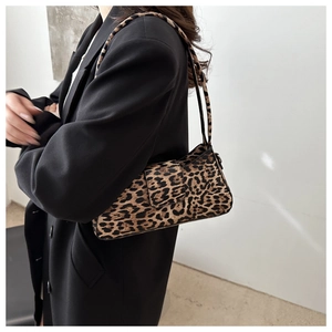 Detailansicht der Damen-Schultertasche mit Leopardenmuster und Vintage-Leinwandstruktur