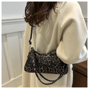 Detail der Leoparden-Unterachseltasche mit verstellbarem Riemen am Wollmantel