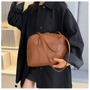 Grand sac fourre-tout rétro en cuir marron caramel avec bandoulières et poche avant