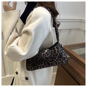 Nahaufnahme der Schultertasche mit Leopardenmuster kombiniert mit einem Herbstoutfit