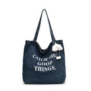 Grand sac cabas en jean bleu marine avec texte imprimé et charmant pendentif nuage