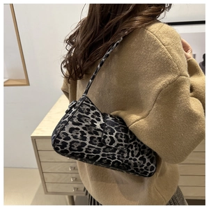 Detailansicht der modischen Unterachseltasche mit Leopardenmuster zum beigen Pullover