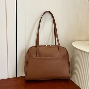 Grand sac cabas marron minimaliste avec longues bandoulières et poche frontale de détail