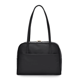 Sac fourre-tout noir mat minimaliste avec fermetures éclair dorées et longues bandoulières