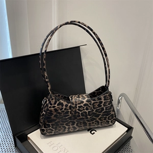 Leopard-Unterarmtasche in Geschenkbox mit schmalen Doppelgriffen und Magnetverschluss