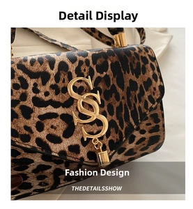 Gros plan sur la boucle dorée en S d'un sac à bandoulière pour femme motif léopard