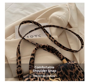 Détail du sac à main léopard tendance avec bandoulière réglable et boucle dorée en D
