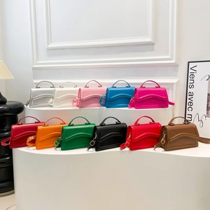 Damen Candy Color PU Leder Umhängetasche Wellen Klappe Kleine Quadratische Handtasche Minimalistische Schultertasche Für Den Alltag