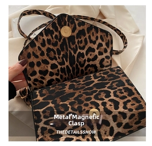Détail du sac à main léopard montrant le fermoir magnétique en métal doré clair