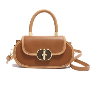 Borsa a mano in pelle marrone con design ovale e chiusura dorata su sfondo bianco