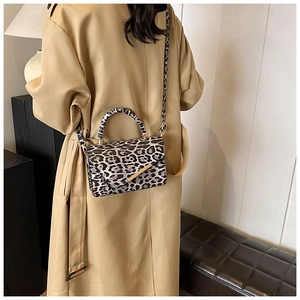 Vue détaillée du sac à bandoulière léopard porté avec un trench-coat kaki pour femme