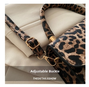 Détail macro de la boucle réglable dorée sur un sac à bandoulière tendance à motif léopard