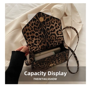 Détail du sac à bandoulière léopard montrant la capacité de rangement de l'intérieur