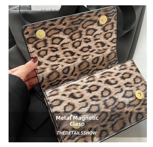 Detail der Leoparden-Tasche mit doppelten goldenen Metall-Magnetverschlüssen für Damen