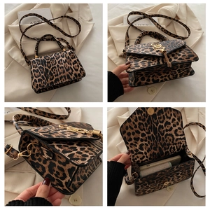 Détails du sac à bandoulière léopard avec fermoir doré et compartiment de rangement interne