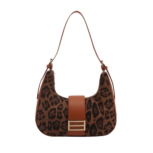 Borsa a spalla trendy con stampa leopardata, tracolla in pelle marrone e fibbia dorata