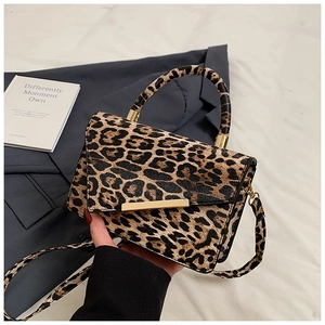 Détail d'un sac bandoulière à motif léopard avec fermoir doré et bandoulière longue