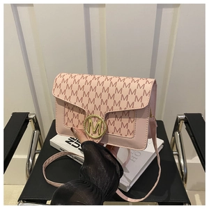 Vue détaillée du sac rose avec imprimé M et boucle métallique dorée à logo chic