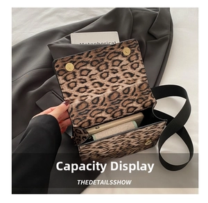 Innenansicht der Leoparden-Umhängetasche zeigt Platz für Handy und kleine Taschen